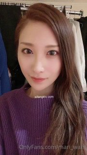 想要的贵妇娇妻，全程露脸妩媚风骚诱人直播大秀，听狼友指挥漏出骚奶子揉捏，掰开骚穴看特写，逼逼水嫩丝滑